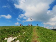 In LINZONE (1392 m) da Roncola il 9 maggio 2026 in solitaria ma incontrando tanti amici-FOTOGALLERY